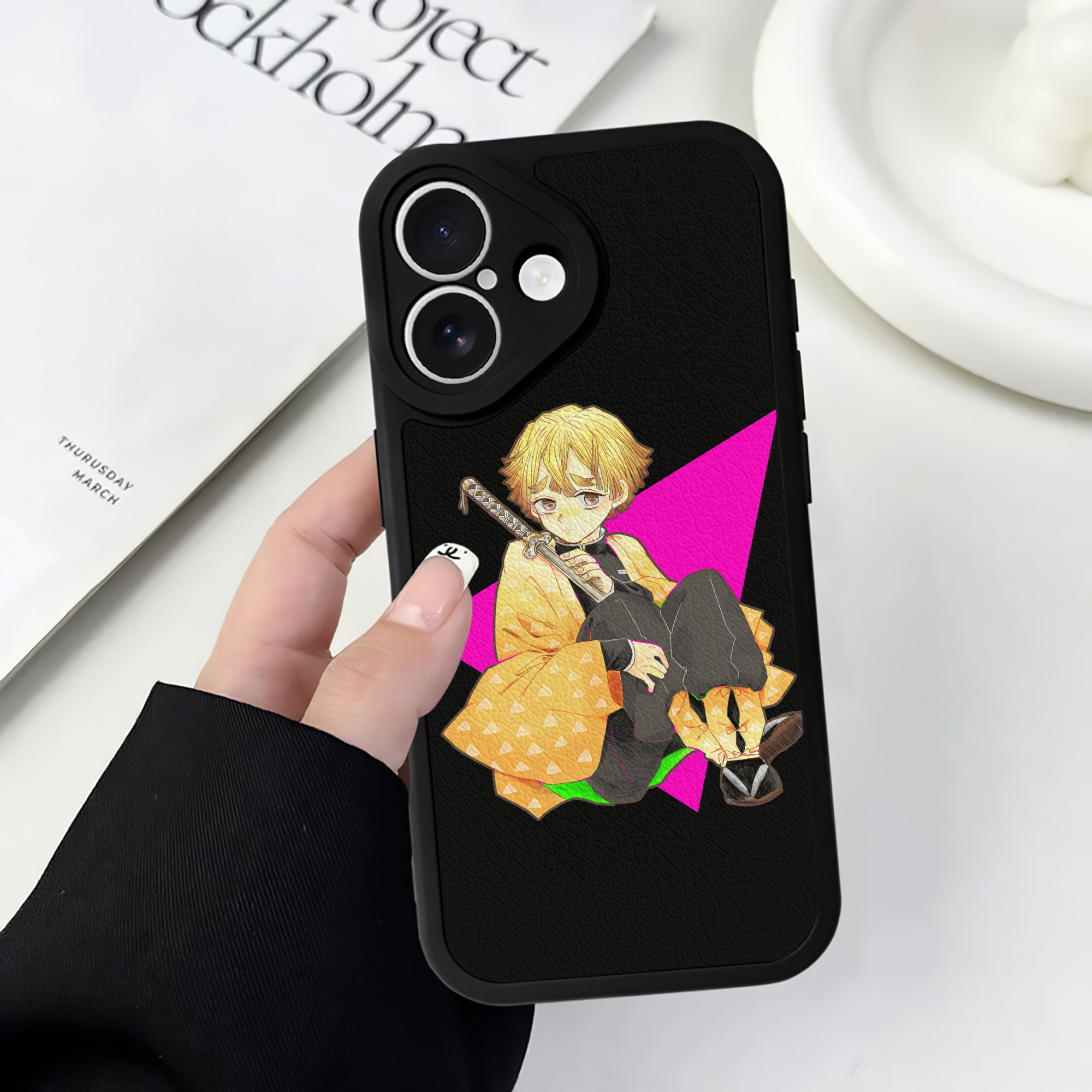 （画像用） 鬼滅の刃（きめつのやいば）我妻 善逸／あがつま ぜんいつ Agatsuma Zenitsu 【iPhone 16シリーズ対応】シリコンスマホケース（レザー調） 材質：シリコン